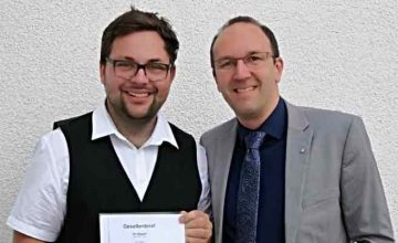 Tim Kappler wird nach bestandener Prüfung zum Gebäudereiniger in die GÜLICH GRUPPE Sauerland GmbH als neue Fachkraft übernommen - freispr 3 1 360x220